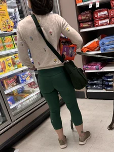 Thick booty MILF in green lululemon leggings [OC]