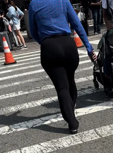 Black Queen with the YAMS in leggings at the airport ( OC , GIFs)
