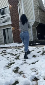 Latina in jeans
