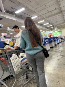 Brunette w/ bubble in grey leggings [OC]
