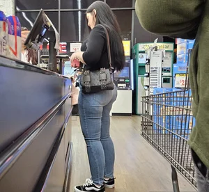 Juicy booty latina. Denim. (OC)