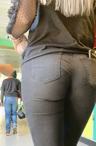 Amazing candid blonde wearing VERY tight cameltoe black jeans