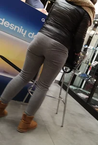 Girl with decent ass and vpl in grey sweatpants