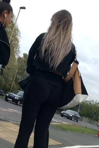 Tight ass in leggings with vtl