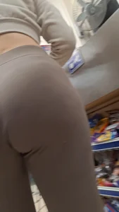Latina jiggle big butt in brown leggings