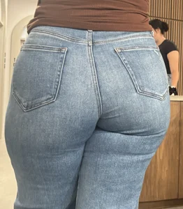 (O.C) Absolute Pawg in jeans!