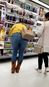 Walmart babe shopping in tight jeans with a nice ass