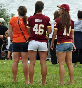 3 Washington friends in short shorts