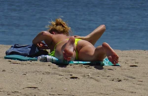 Sexy ass blonde milf on the beach in a thong with cameltoe and bending over