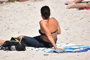 Thick mature brunette bikini lady on the beach with a nice body