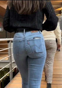 College girls: Left or right? Part 1