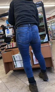 Cute brunette all up in donut box so I capped her donut hole!