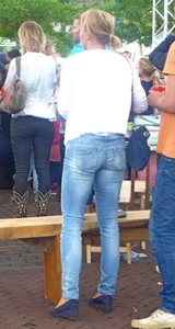 Sexy milf's booty in blue jeans