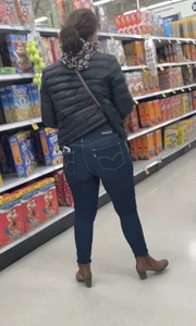 Hot milf big booty in tight jeans