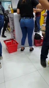 Latina booty in pocket less jeans
