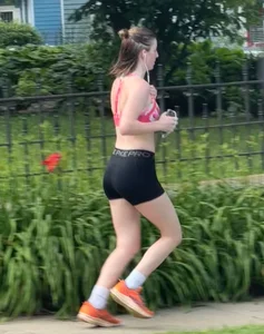 Jogger in Sports Bra