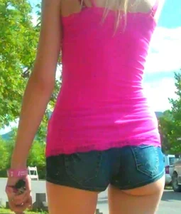 Skinny babe in denim shorts with a nice gap showing ass cheeks