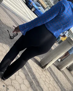Black Queen with the YAMS in leggings at the airport ( OC , GIFs)