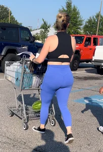 White momma in blue leggings at store