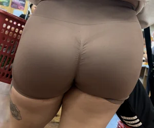Asian hottie showing off her amazing ass at Trader Joe’s (OC)