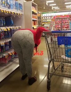 Ebony babe with a big booty in grey leggings