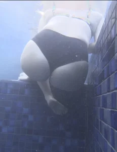 MILF nice ass // Underwater shot
