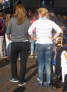 Candid milfs wearing tight jeans on the street creepshots