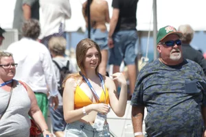 Candid Florida beach and bikini girls