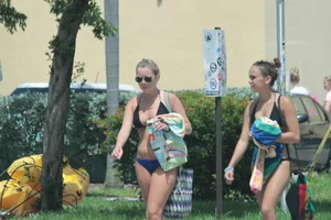 Candid Florida beach and bikini girls