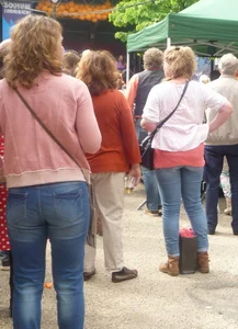 New candid strete market milfs wearing tight jeans