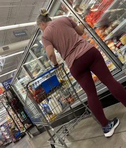 Pawg milf with red leggings