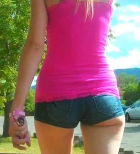 Skinny babe in denim shorts with a nice gap showing ass cheeks