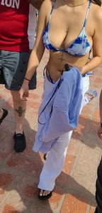 Cleavage mix at cruise port (OC)