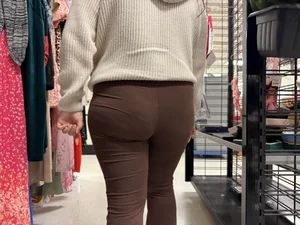 Chubby latina in brown leggings