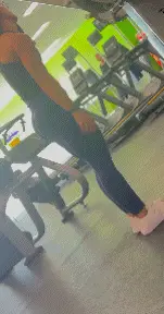 Latina with nice ass in leggings at the gym