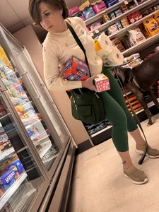 Thick booty MILF in green lululemon leggings [OC]