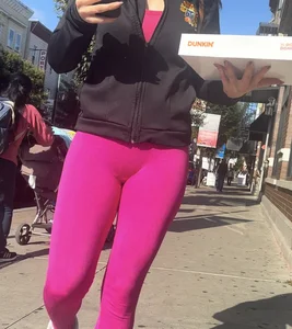 Jiggly Buttle butt in bright pink gym leggings