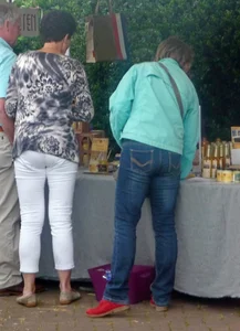 Skinny milf's booty in blue jeans
