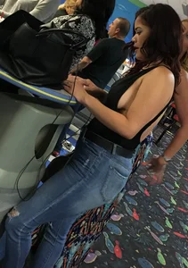Thick brunette in tight jeans and showing some side boob