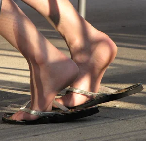 Lady in flop flops while eating showing her feet