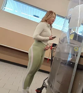 She was absolutely stunning - PAWG in Green Leggings (OC)