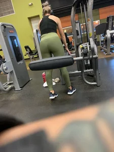 Girl working out with a nice ass in green leggings