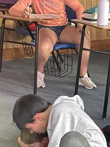 Spread chunky legs