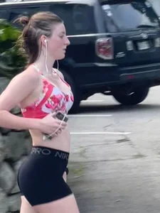 Jogger in Sports Bra