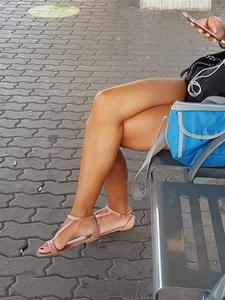 Candid girls in public showing nice legs and feet