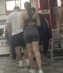 2 gym baddies with nice asses in line