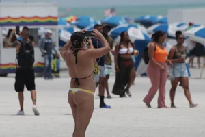 Candid Florida beach and bikini girls