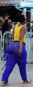 Candid black babe with an ass that defies all laws of physics