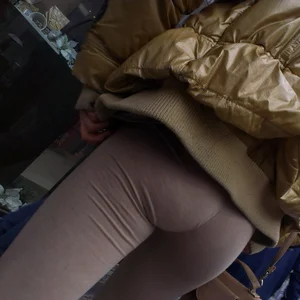 Nice ass in light colored brown leggings up close