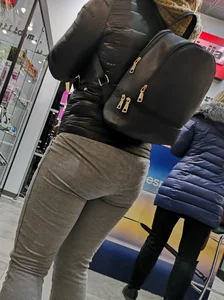 Girl with decent ass and vpl in grey sweatpants